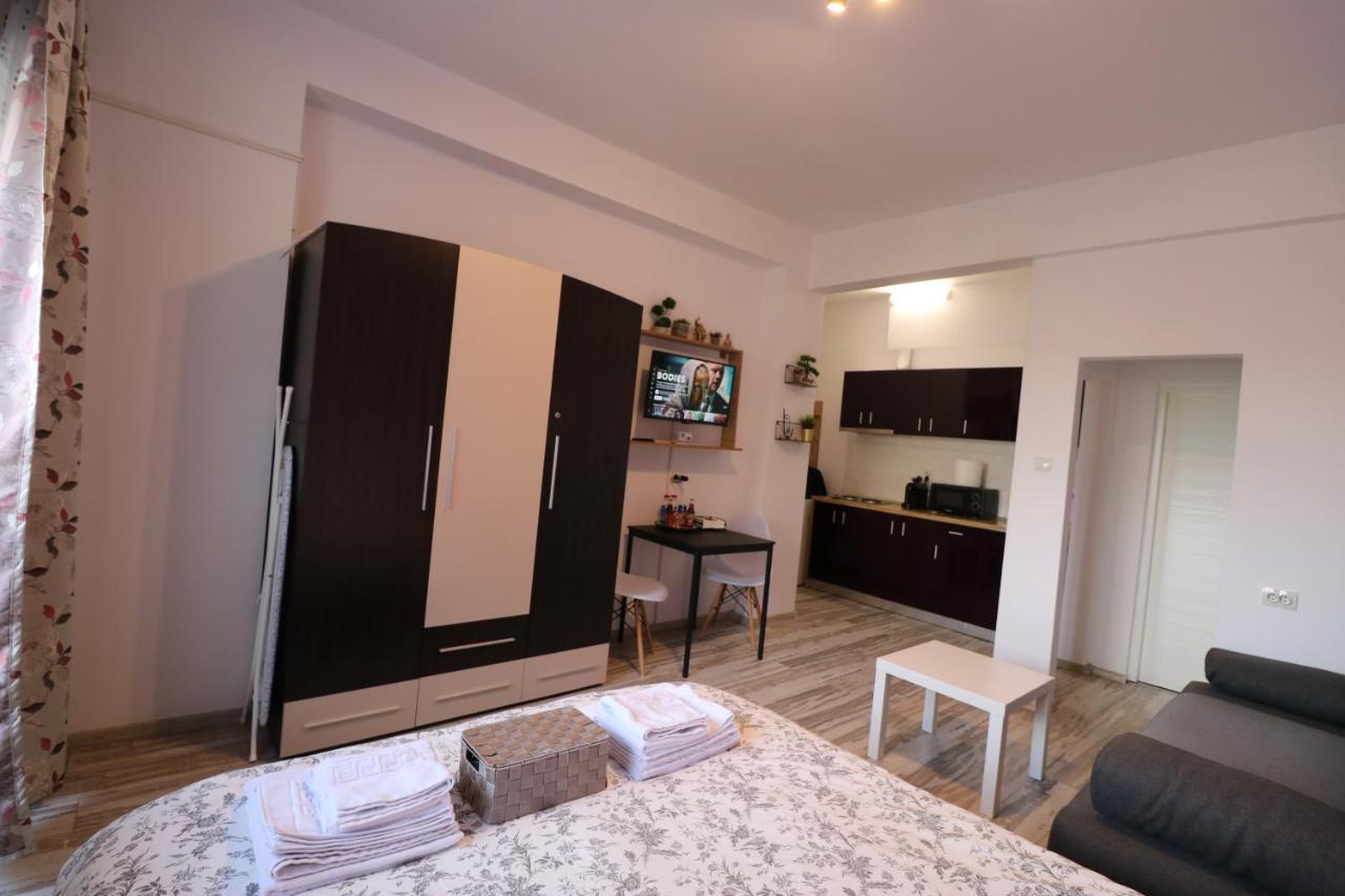 Charming Cozy Studio - Old Town - Free Minibar Apartment Bukares Bagian luar foto
